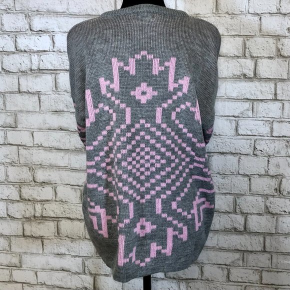 Gray sweater with pink patterns - Picture 6 of 8